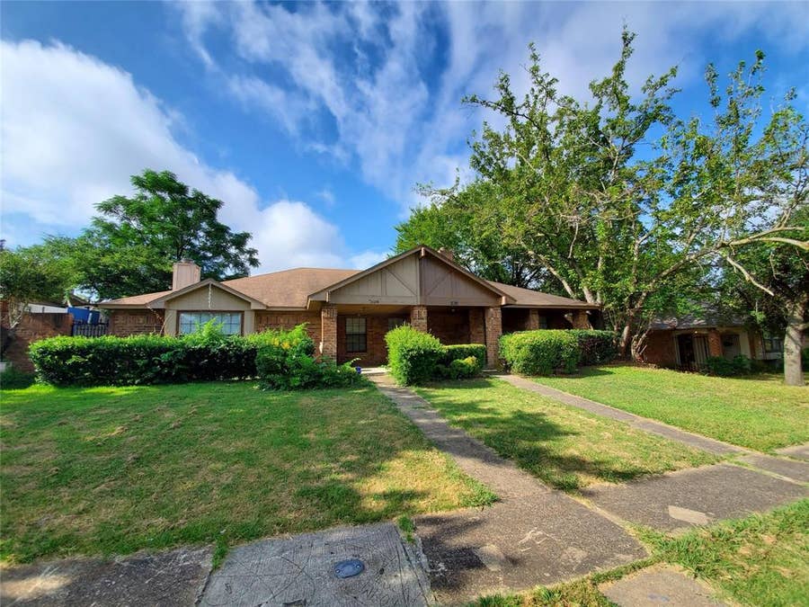Property photo for 10212 Hillhouse Lane, Dallas, TX