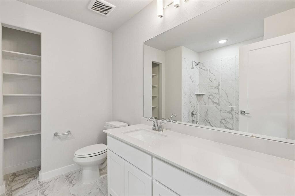 733 Lyft Lane, Aledo, TX 76008 Bathroom in the Stanley II home plan by Trophy Signature Homes – REPRESENTATIVE PHOTO