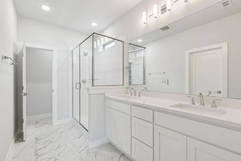 733 Lyft Lane, Aledo, TX 76008 Primary Bathroom in the Stanley II home plan by Trophy Signature Homes – REPRESENTATIVE PHOTO