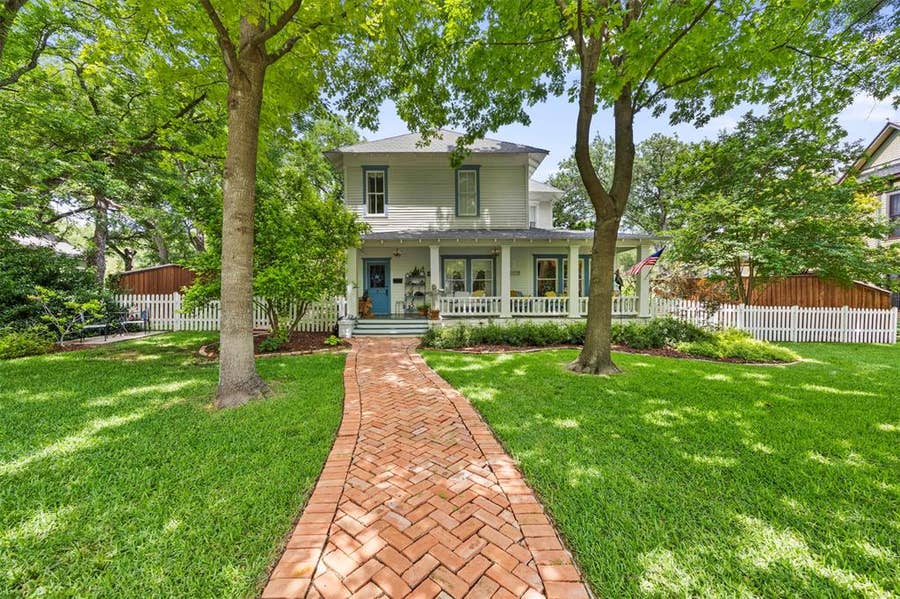 Property photo for 604 W Jefferson Street, Waxahachie, TX