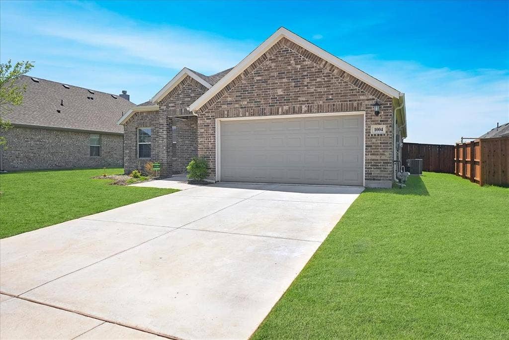 1004 Pineview Lane, Crowley, TX 76036 1004 Pineview Lane, Crowley, TX 76036
