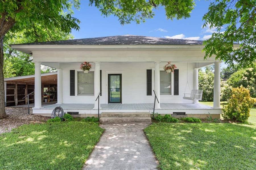 Property photo for 102 S Hogan Street, Holland, TX