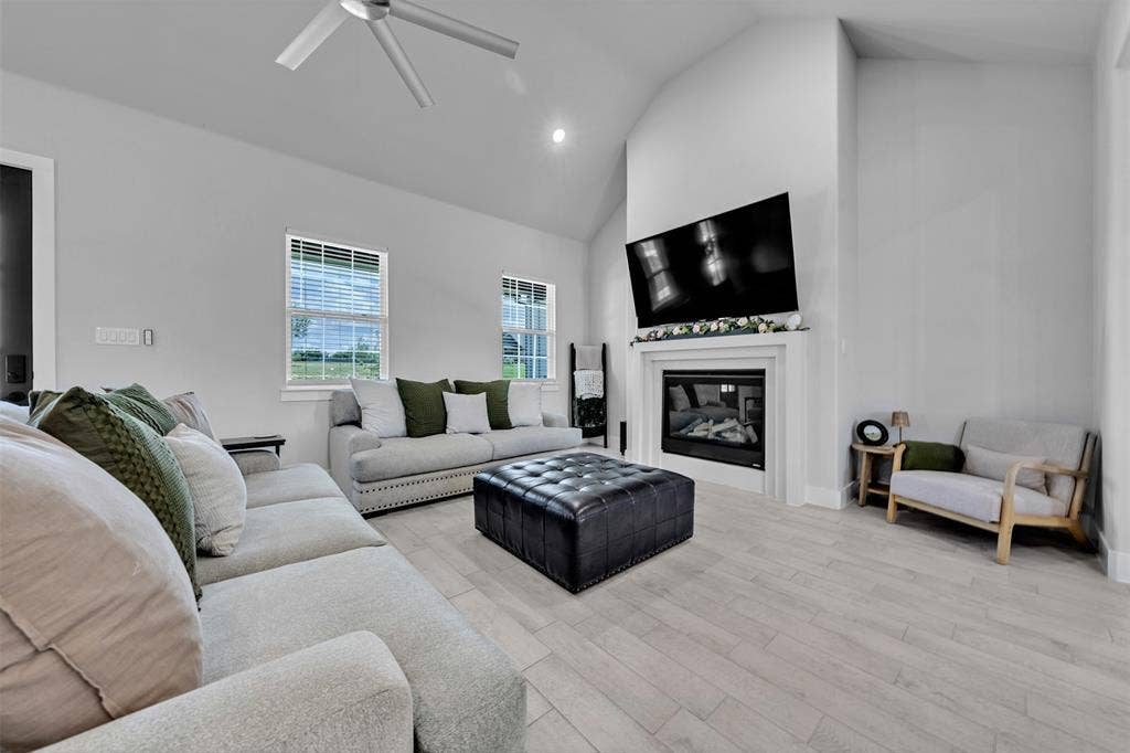 2004 Willy Dilly Road, Springtown, TX 76082 Modern kitchen featuring a central island with pendant lighting