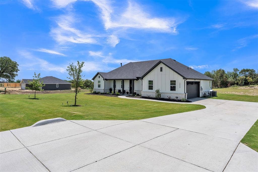 2004 Willy Dilly Road, Springtown, TX 76082 Covered front porch with recessed lighting