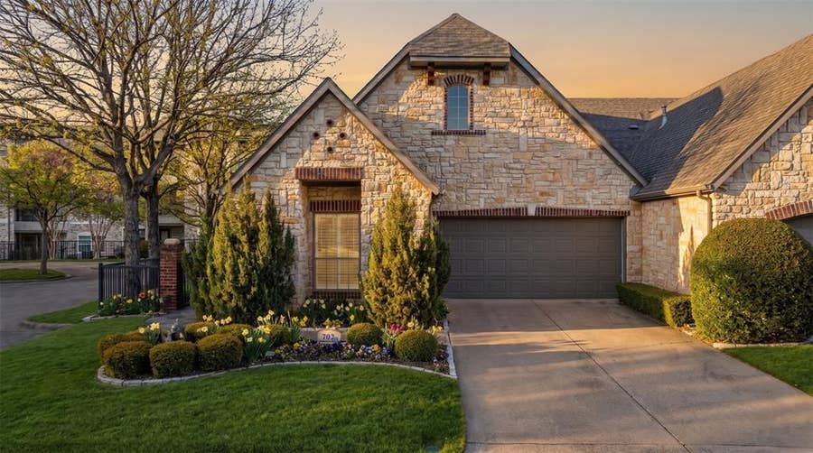 Property photo for 703 N Avalon Court, Granbury, TX