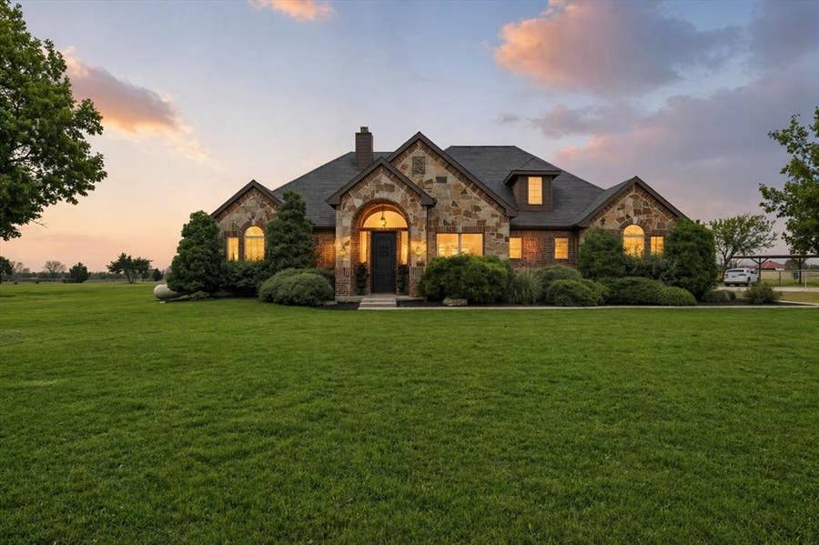 Property photo for 542 Pierce Road, Red Oak, TX
