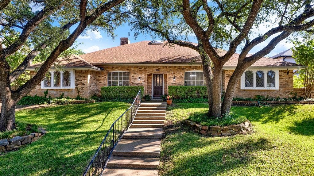1908 Edgewater Drive, Plano, TX 75075 Thank you for visiting 1908 Edgewater Dr in highly sort after Pitman Creek.