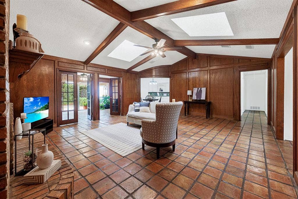 1908 Edgewater Drive, Plano, TX 75075 Oversized Livingroom that ankers the home for the whole family.