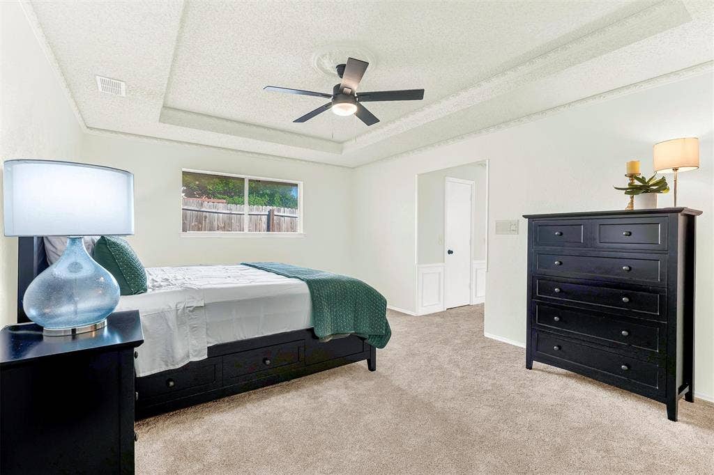 1908 Edgewater Drive, Plano, TX 75075 Over sized primary bedroom with walk in closets, upgraded trac ceiling . Freshly installed carpet.
