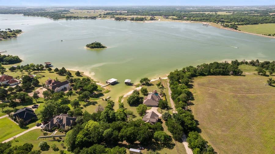 Property photo for 194 Old Howard Road, Waxahachie, TX