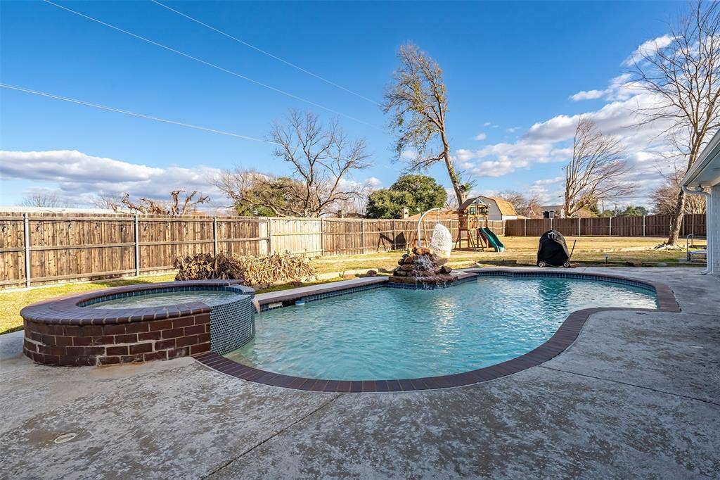 300 Rash Lane, Terrell, TX 75160 300 Rash Lane, Terrell, TX 75160