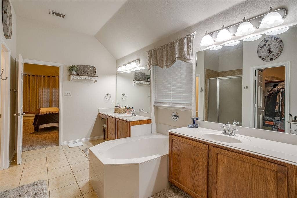 1316 Meadowlakes, Azle, TX 76020 Tile floors.