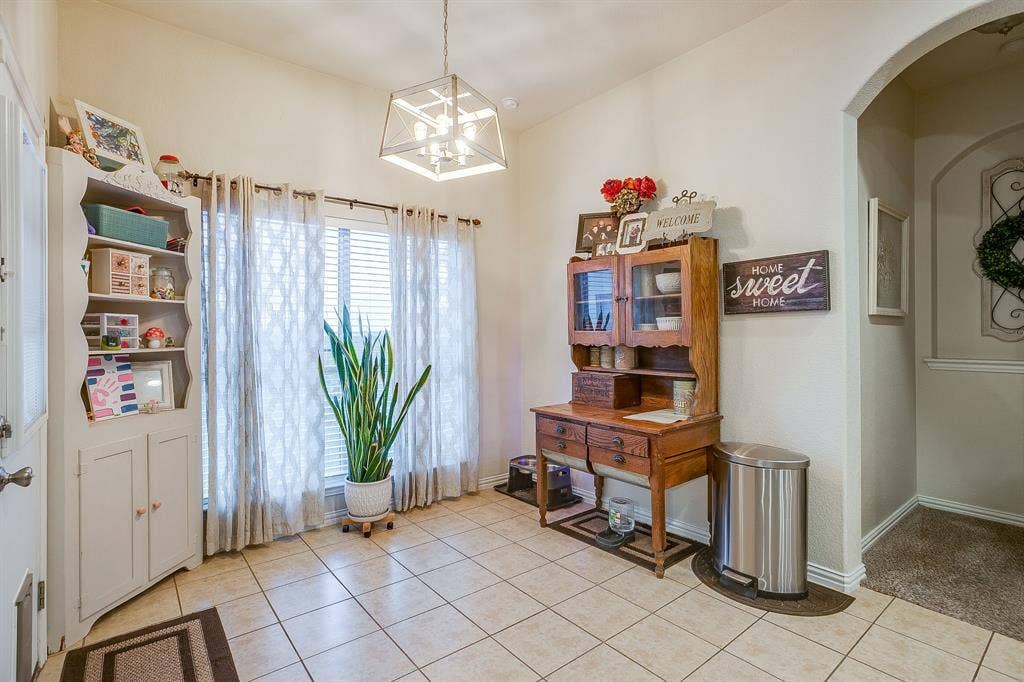 1316 Meadowlakes, Azle, TX 76020 Breakfast area too.