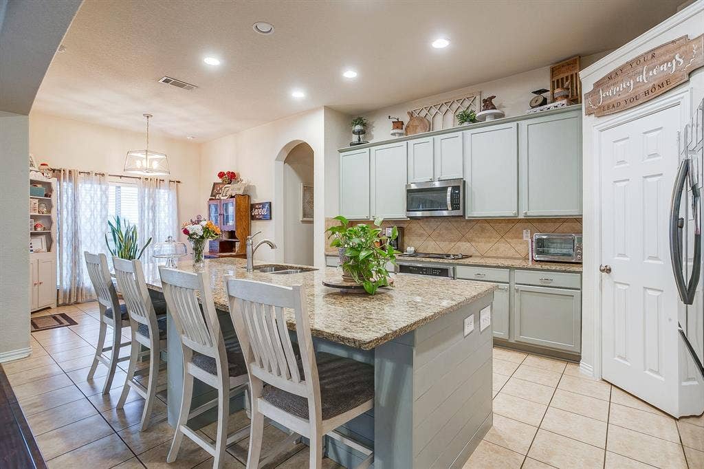 1316 Meadowlakes, Azle, TX 76020 Recessed lighting and tile floors.