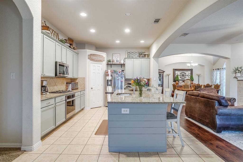 1316 Meadowlakes, Azle, TX 76020 Walk in pantry.