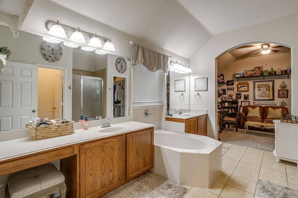 1316 Meadowlakes, Azle, TX 76020 Master bath with garden tub and double sinks.