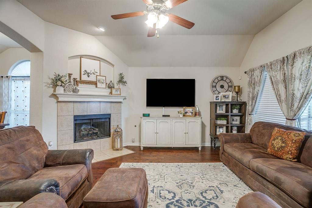 1316 Meadowlakes, Azle, TX 76020 Tall ceilings.