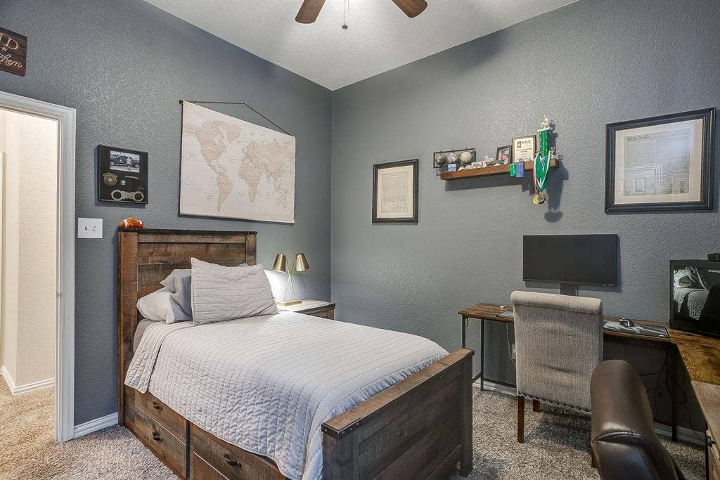 1316 Meadowlakes, Azle, TX 76020 Tall ceilings and ceiling fans throughout.