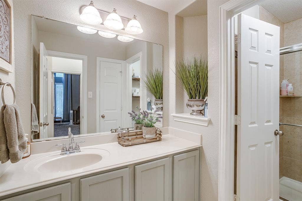 1316 Meadowlakes, Azle, TX 76020 Guest bath.