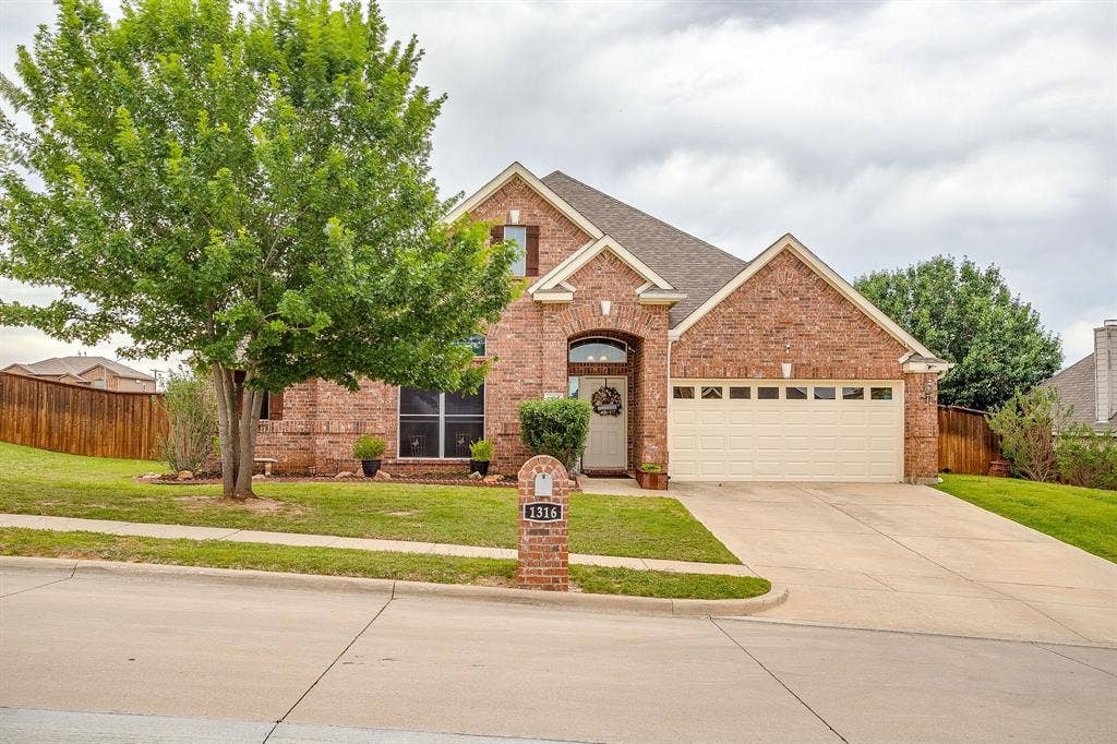 1316 Meadowlakes, Azle, TX 76020 Well maintained brick home on large corner lot.