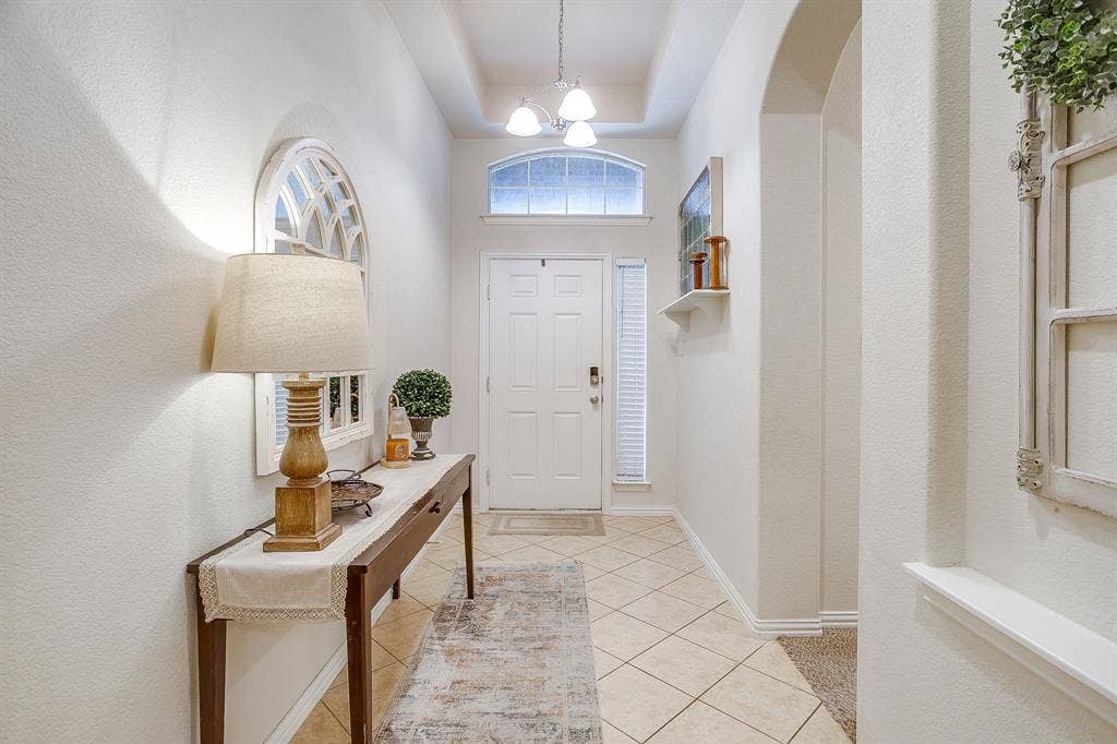 1316 Meadowlakes, Azle, TX 76020 Large tiled entryway.