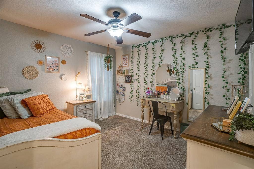 1316 Meadowlakes, Azle, TX 76020 Middle bedroom.
