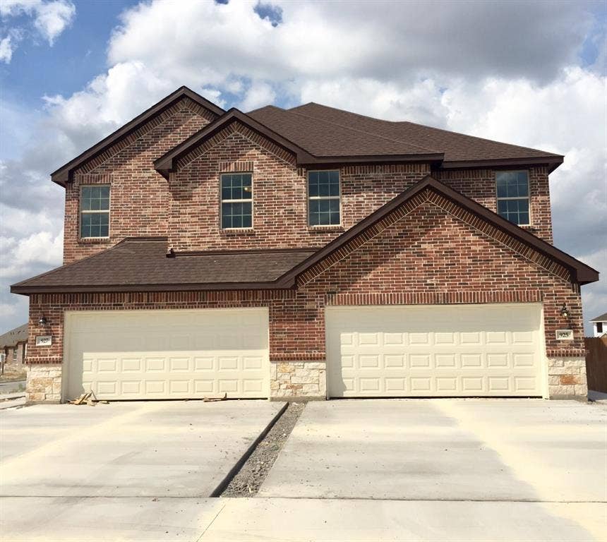 Property photo for 925 Chaparral Trail, Midlothian, TX