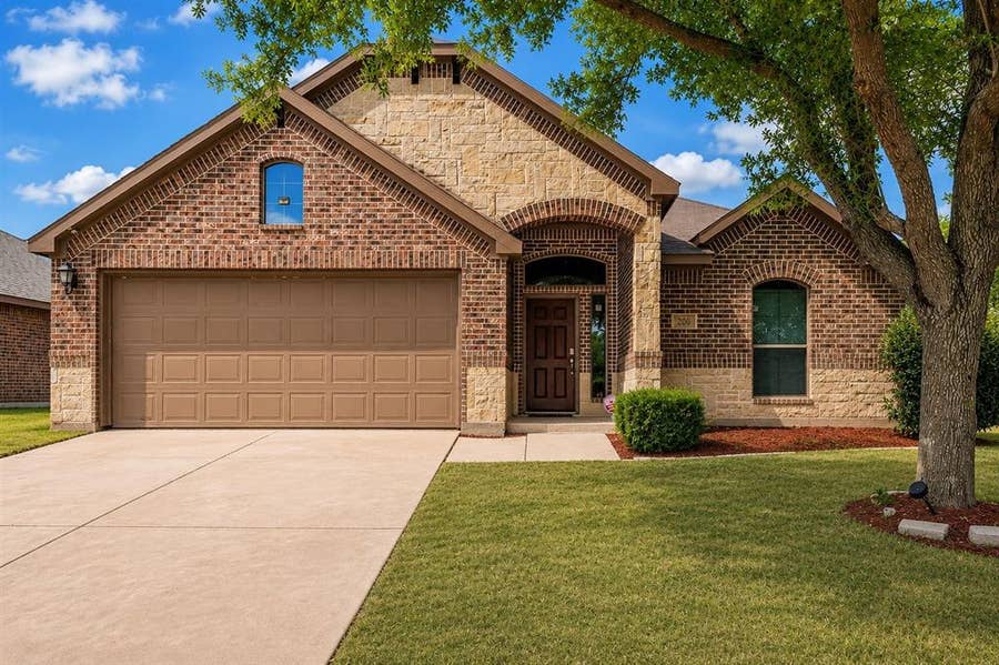 Property photo for 200 Chimney Rock Drive, Waxahachie, TX