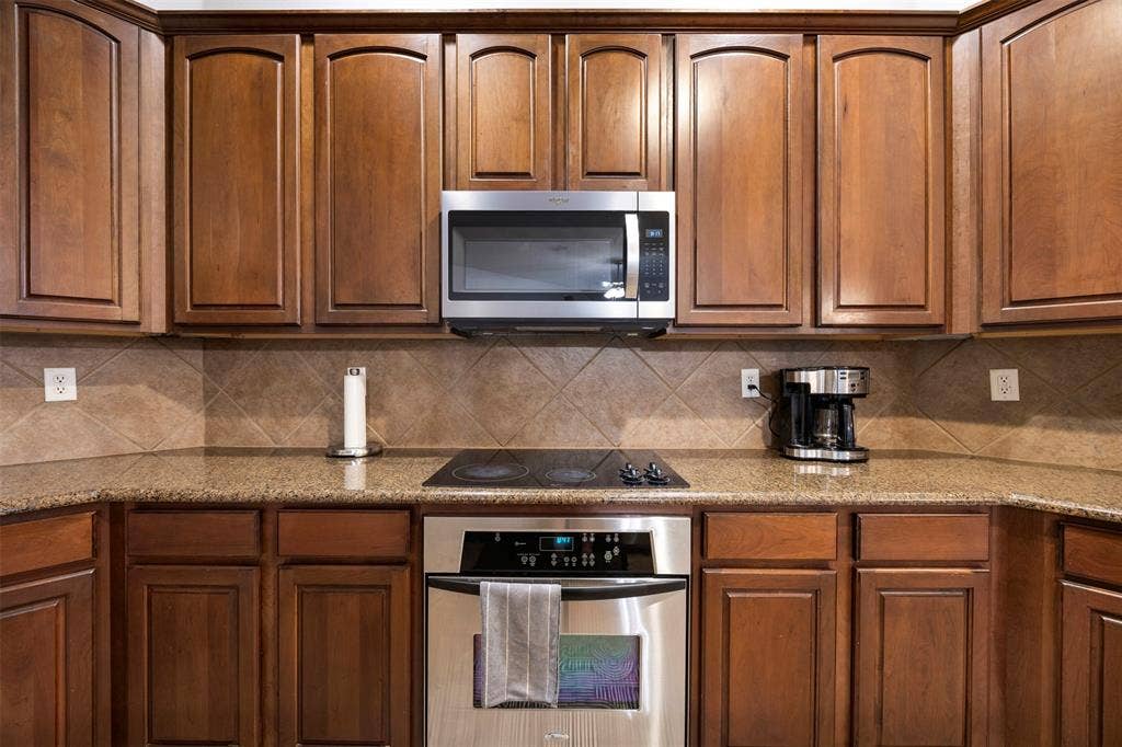 5209 Medallion Court, Midlothian, TX 76065 brand new microwave.