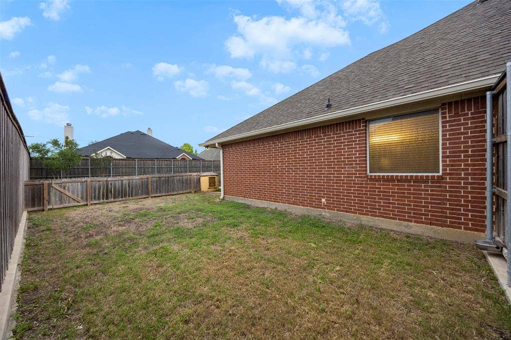 5209 Medallion Court, Midlothian, TX 76065 separate fenced in yard space great for your furr babies.