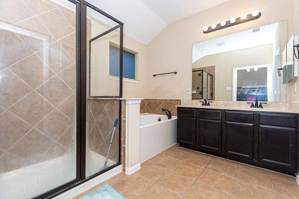 9158 Sunlight Oak Lane, Houston, TX 77070 9158 Sunlight Oak Lane, Houston, TX 77070