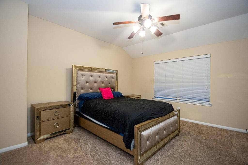 9158 Sunlight Oak Lane, Houston, TX 77070 9158 Sunlight Oak Lane, Houston, TX 77070