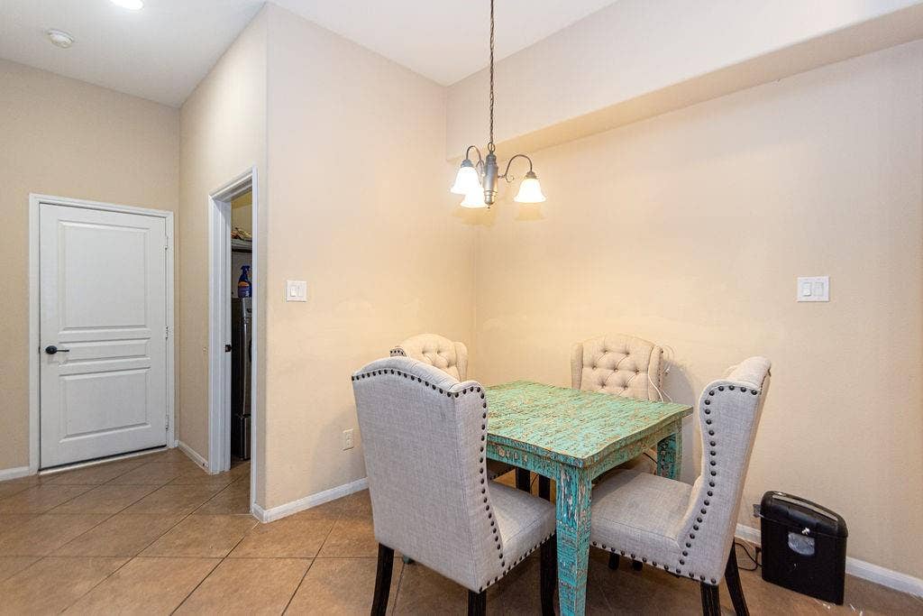 9158 Sunlight Oak Lane, Houston, TX 77070 9158 Sunlight Oak Lane, Houston, TX 77070