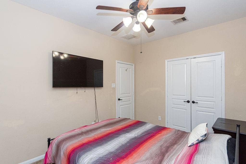 9158 Sunlight Oak Lane, Houston, TX 77070 9158 Sunlight Oak Lane, Houston, TX 77070