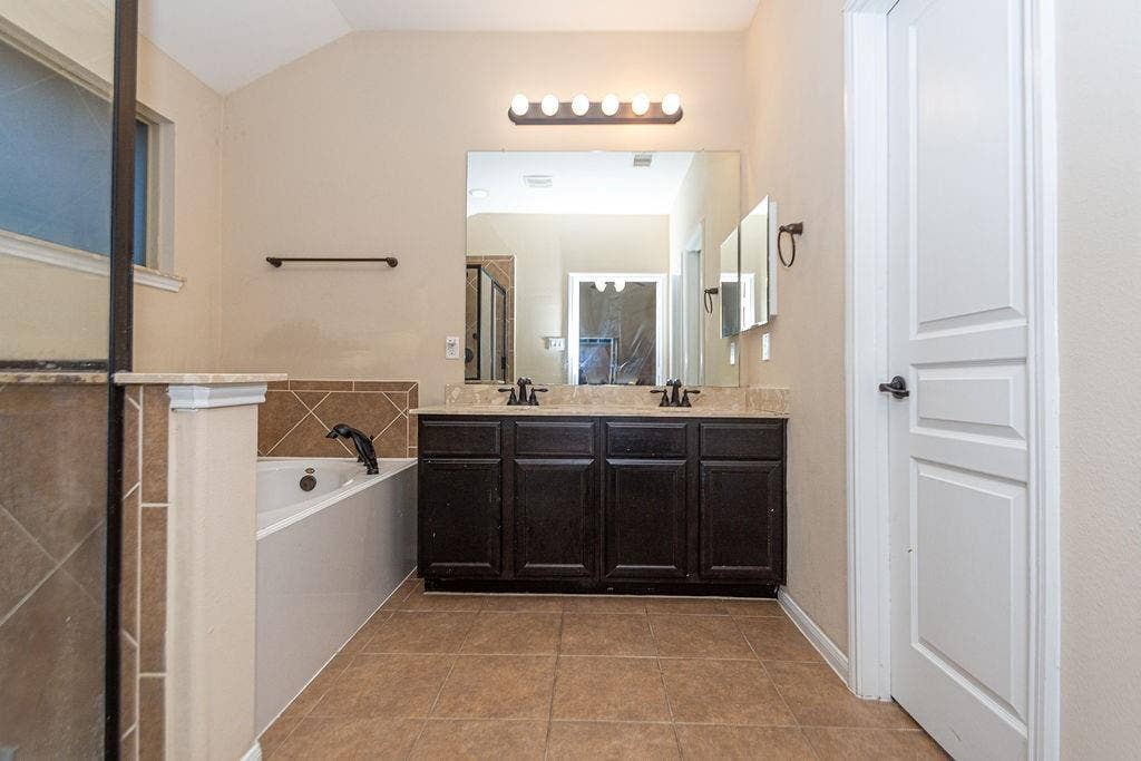 9158 Sunlight Oak Lane, Houston, TX 77070 9158 Sunlight Oak Lane, Houston, TX 77070