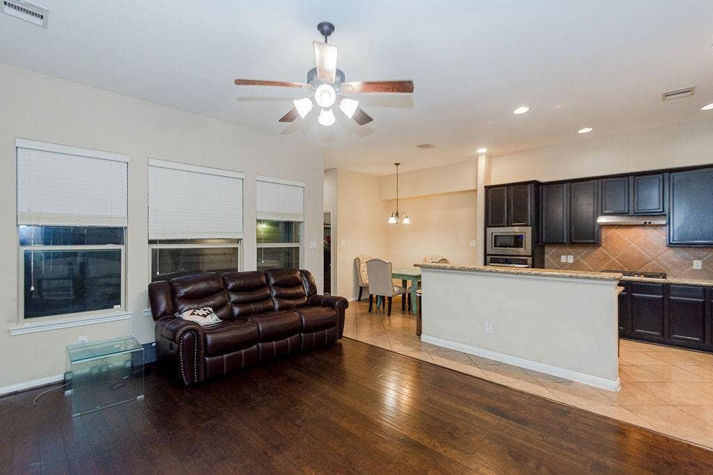 9158 Sunlight Oak Lane, Houston, TX 77070 9158 Sunlight Oak Lane, Houston, TX 77070