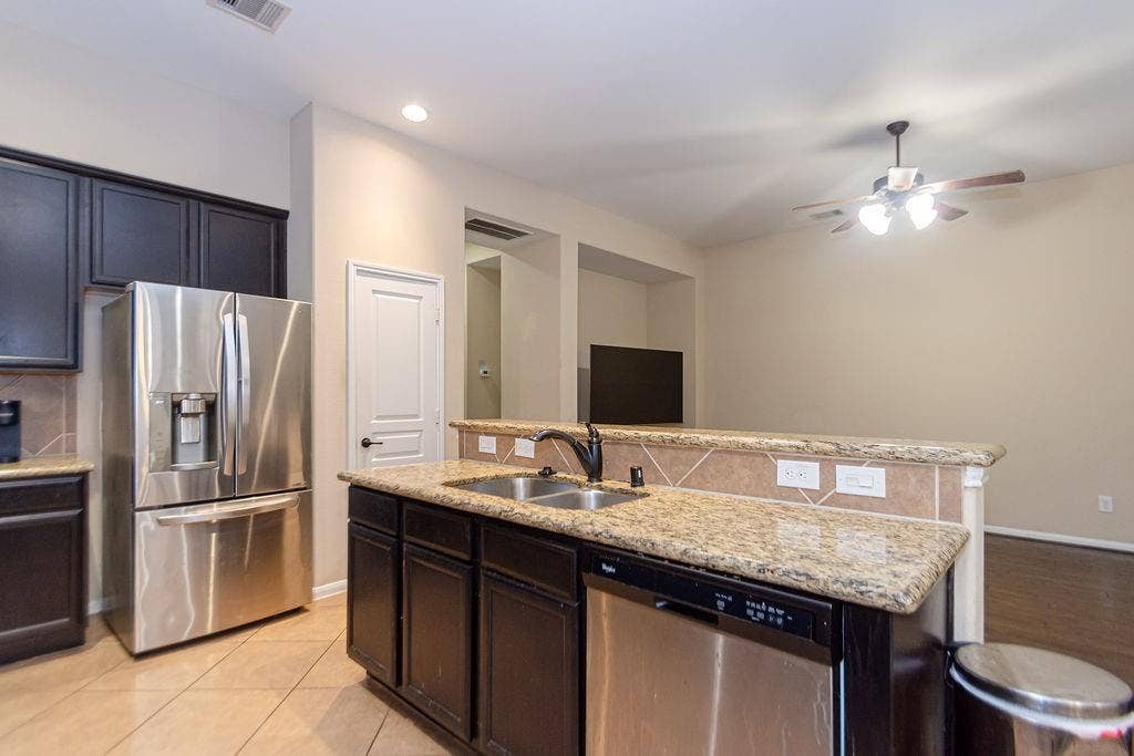 9158 Sunlight Oak Lane, Houston, TX 77070 9158 Sunlight Oak Lane, Houston, TX 77070