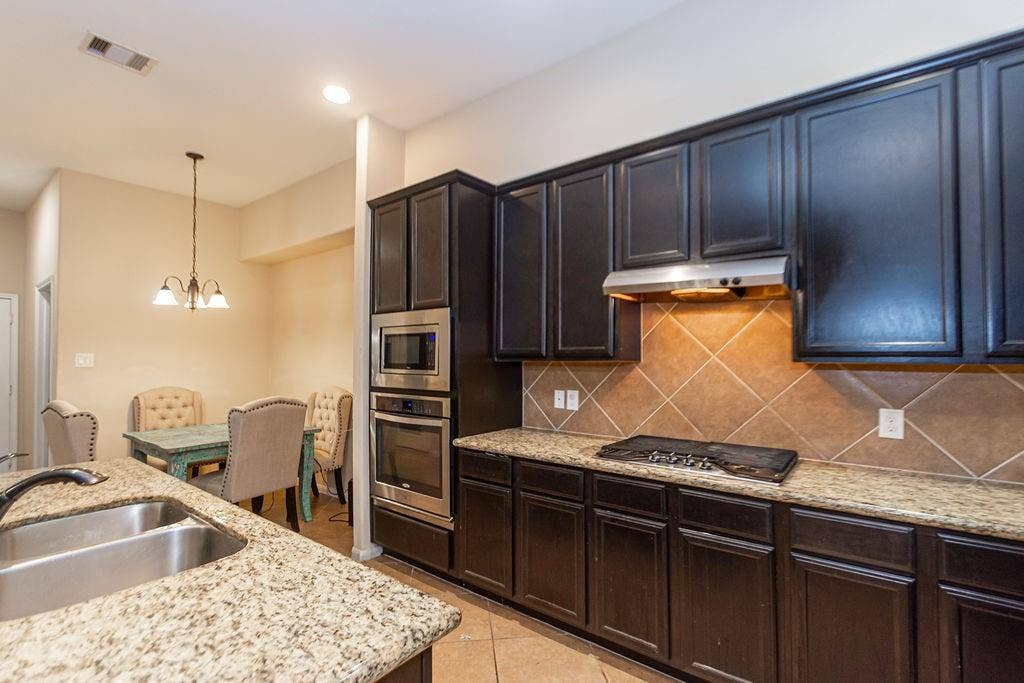 9158 Sunlight Oak Lane, Houston, TX 77070 9158 Sunlight Oak Lane, Houston, TX 77070