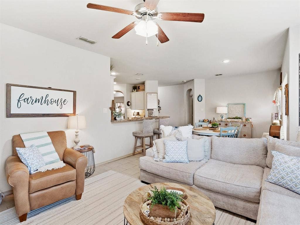 5135 Crystal Lake Avenue, Krum, TX 76249 5135 Crystal Lake Avenue, Krum, TX 76249