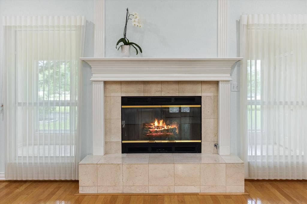 8709 S Monticello Circle, Granbury, TX 76049 Gas logs for a quick/easy fire-marble hearth