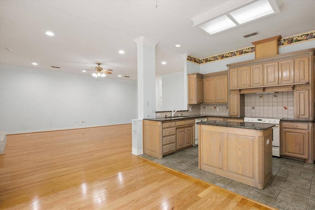 8709 S Monticello Circle, Granbury, TX 76049 Everyday or entertaining the storage and prep space in the kitchen is a cooks dream