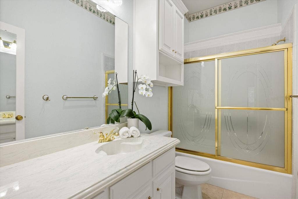 8709 S Monticello Circle, Granbury, TX 76049 Bathroom on split side with 2nd & 3rd bedrooms