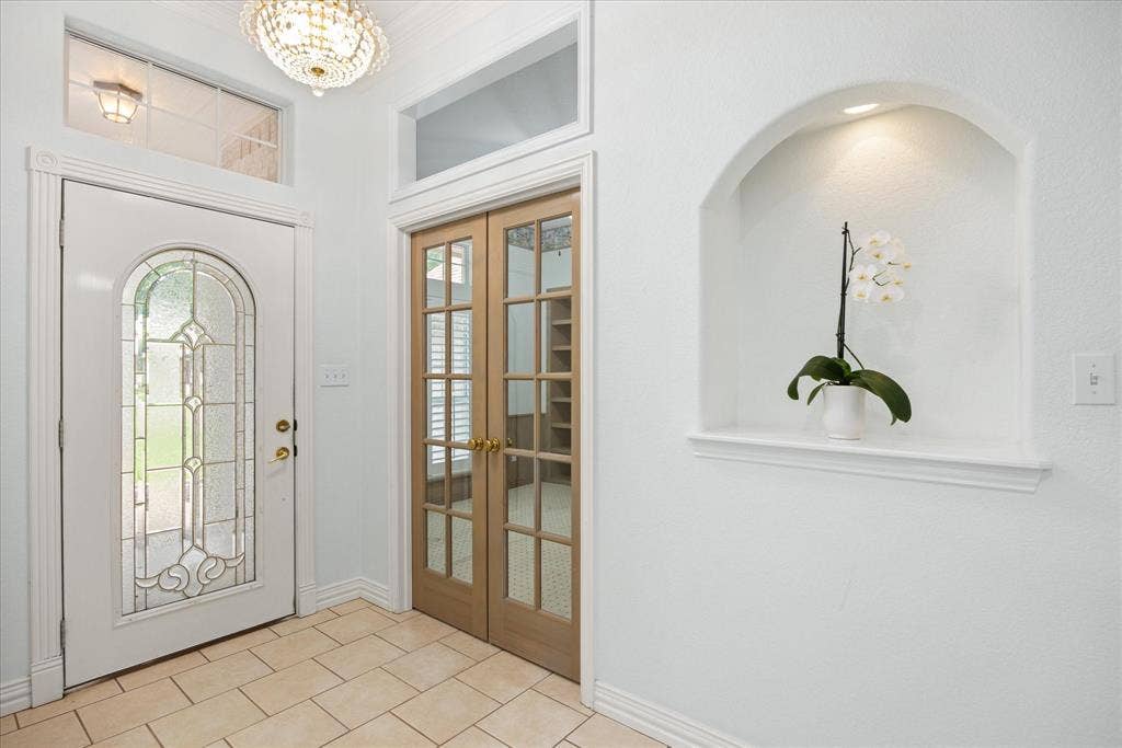 8709 S Monticello Circle, Granbury, TX 76049 Wide open elegant ntry with study/office -light & bright