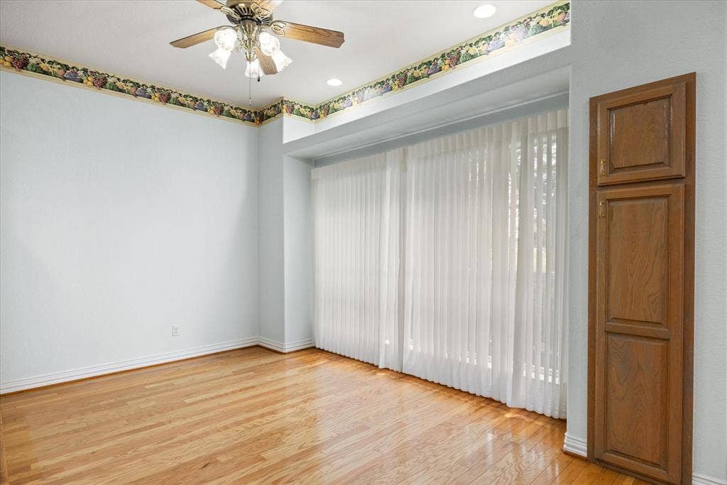 8709 S Monticello Circle, Granbury, TX 76049 Extra large adjacent dinning area with a great view
