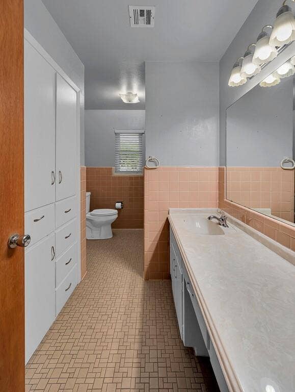 1112 N 63rd Street, Waco, TX 76710 Hall Bath