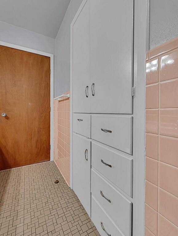1112 N 63rd Street, Waco, TX 76710 Hall Bath