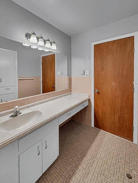 1112 N 63rd Street, Waco, TX 76710 Hall Bath