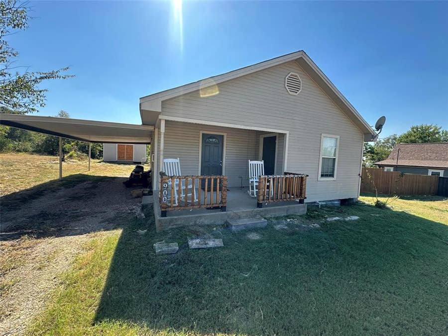 Property photo for 900 W Avenue F, Midlothian, TX