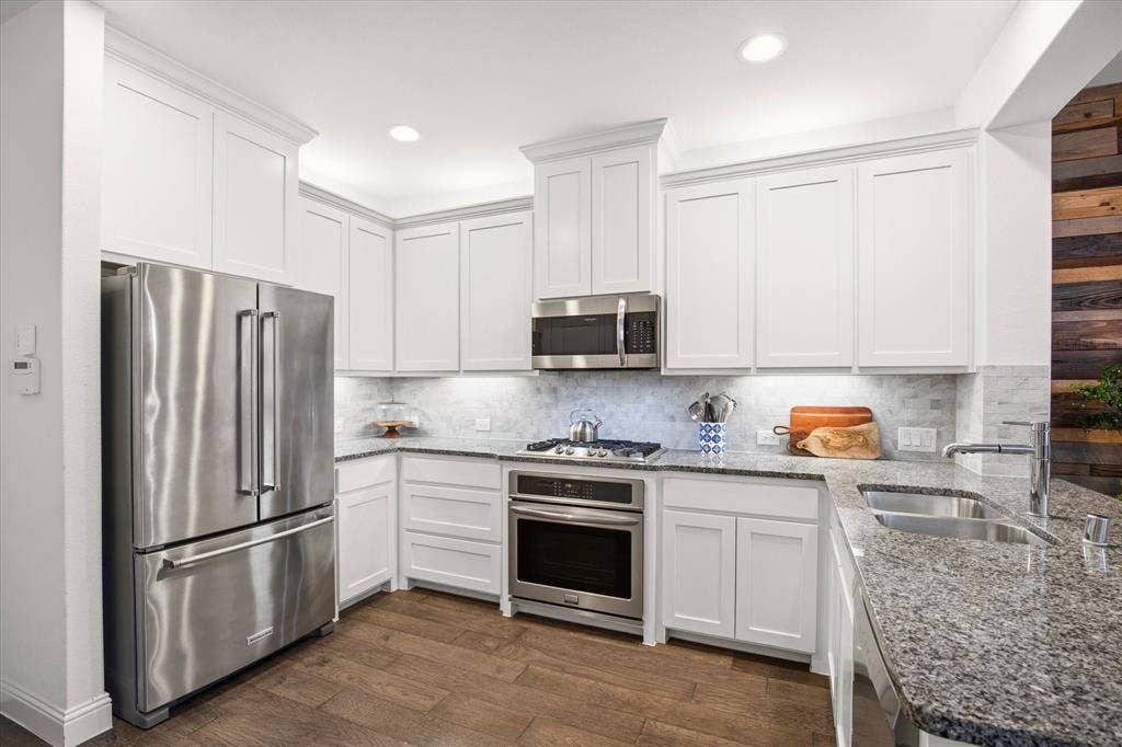 7221 Huckleberry Drive, McKinney, TX 75070 Plenty of cabinet space for all your dishware.