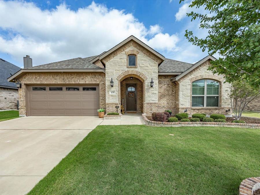 Property photo for 135 Crockett Drive, Waxahachie, TX
